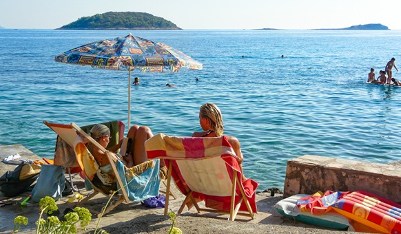 Apartments Niksa - Beach near the house